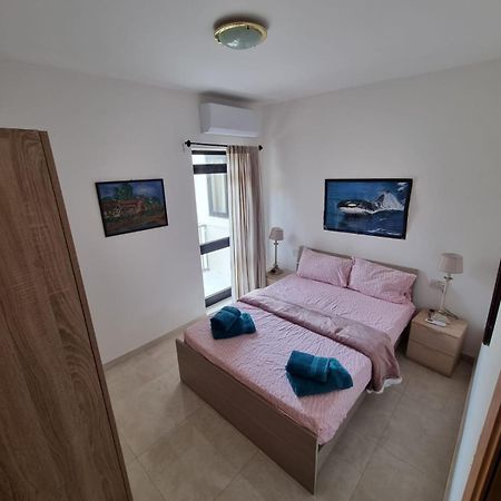 Modern Three Bedroom Apartment In Center Bugibba セント・ポールズ・ベイ エクステリア 写真