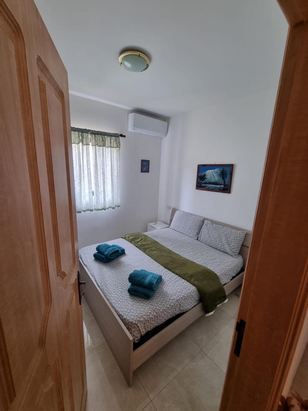 Modern Three Bedroom Apartment In Center Bugibba セント・ポールズ・ベイ エクステリア 写真