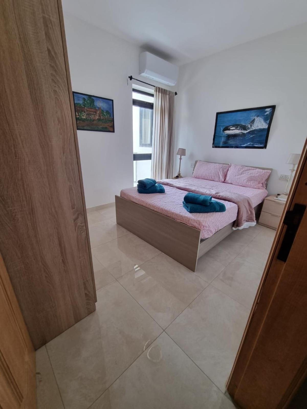 Modern Three Bedroom Apartment In Center Bugibba セント・ポールズ・ベイ エクステリア 写真